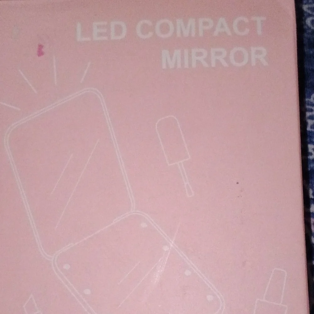 Compact LED Makeup Mirror - Picture 4 of 4
